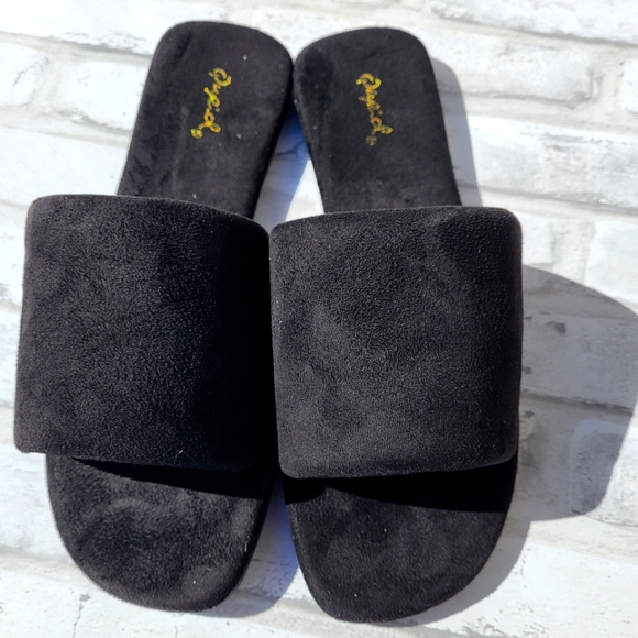 Comfortable Black Stretch Slides - Picture 3 of 4